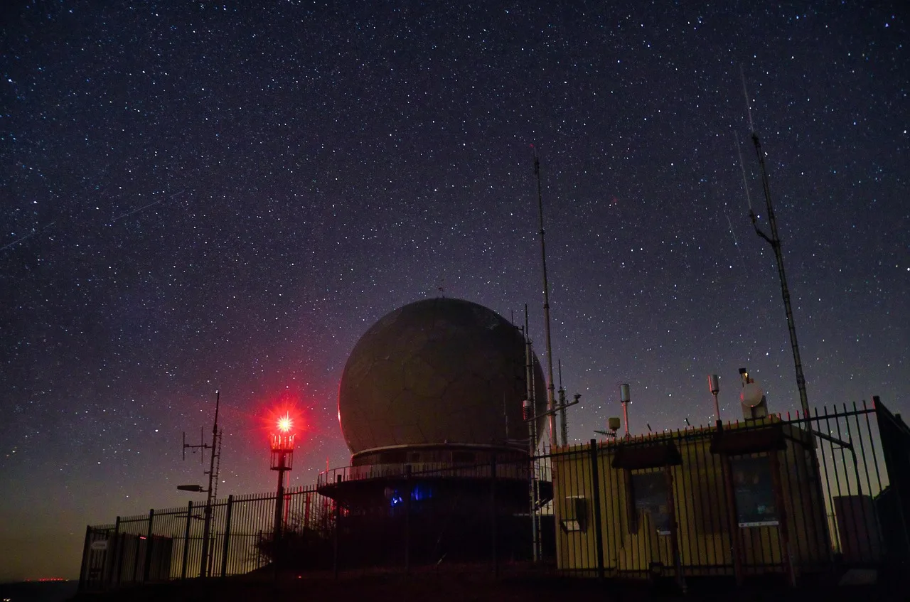 Kızıl gökyüzü altında astronomi gözlemevi kubbesi