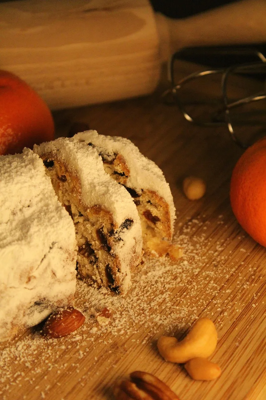Klasik Alman stollen pastası pudra şekeri detayı