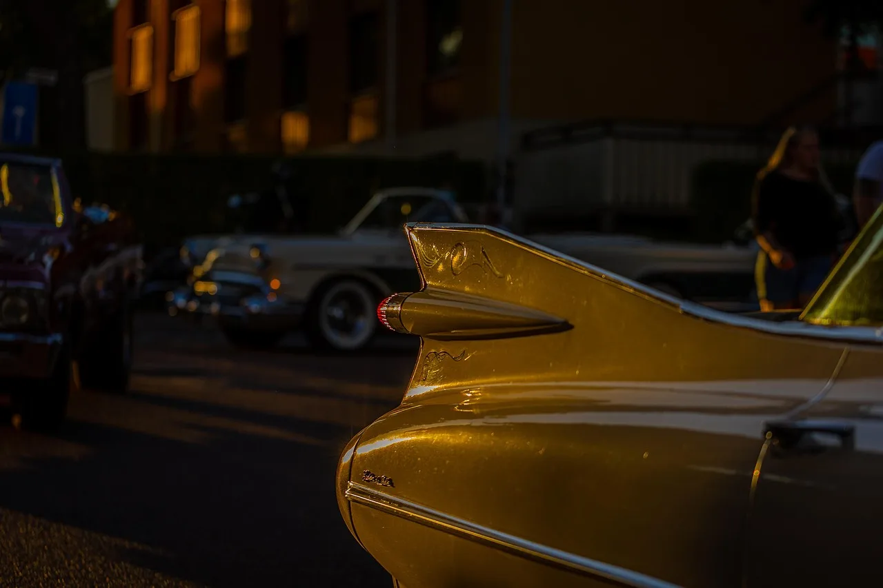 Klasik Amerikan araba detayı - parlak krom far ve spoiler