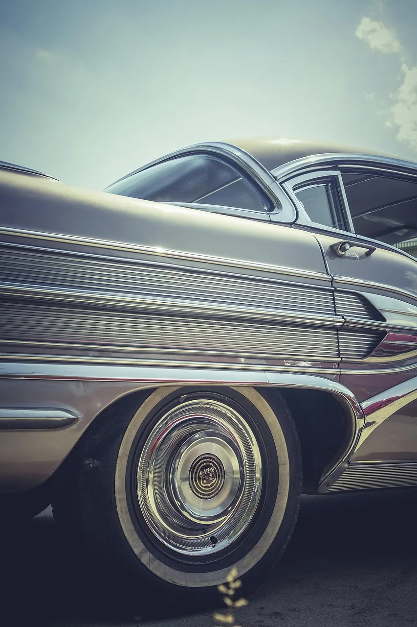 Klasik araba chrome detayları retro çizgiler Klasik araba chrome detayları retro çizgiler