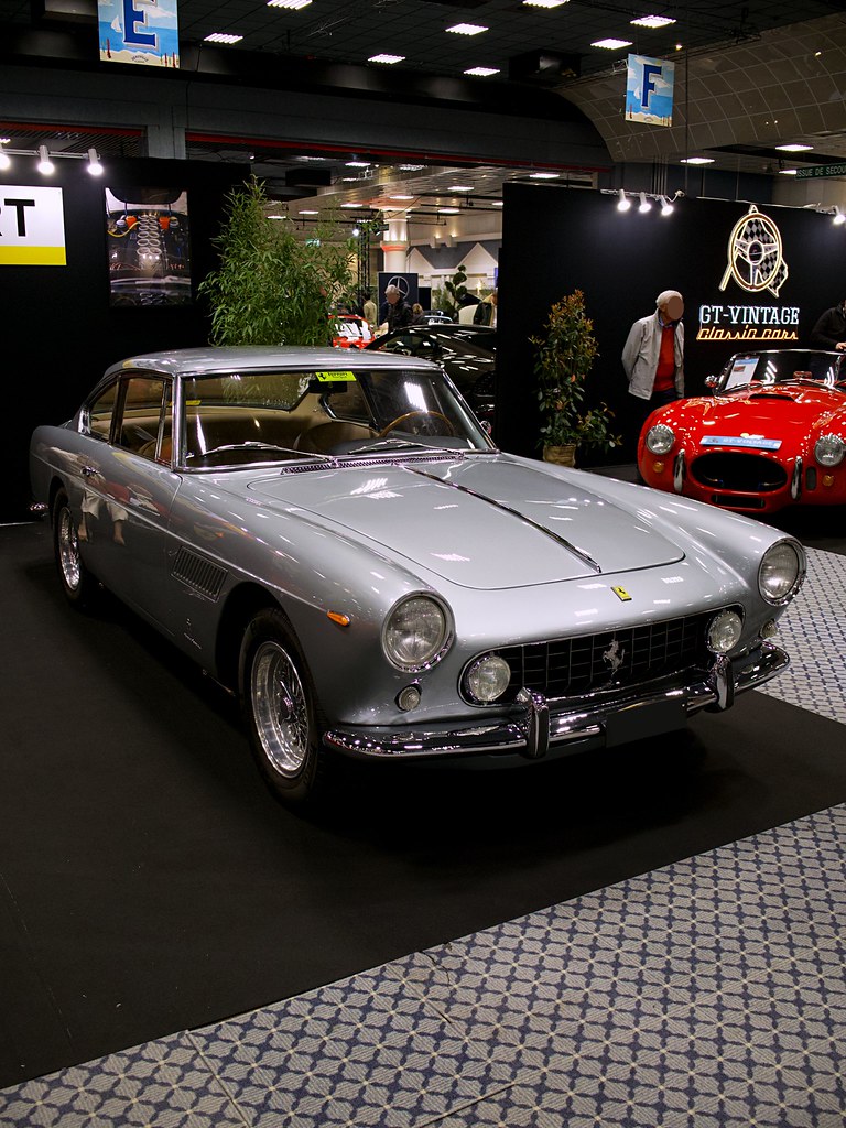 klasik araba fuarında sergilenen gümüş vintage ferrari ve kırmızı spor otomobil
