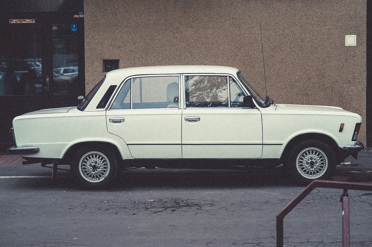 Klasik araba sokakta vintage fotoğraf