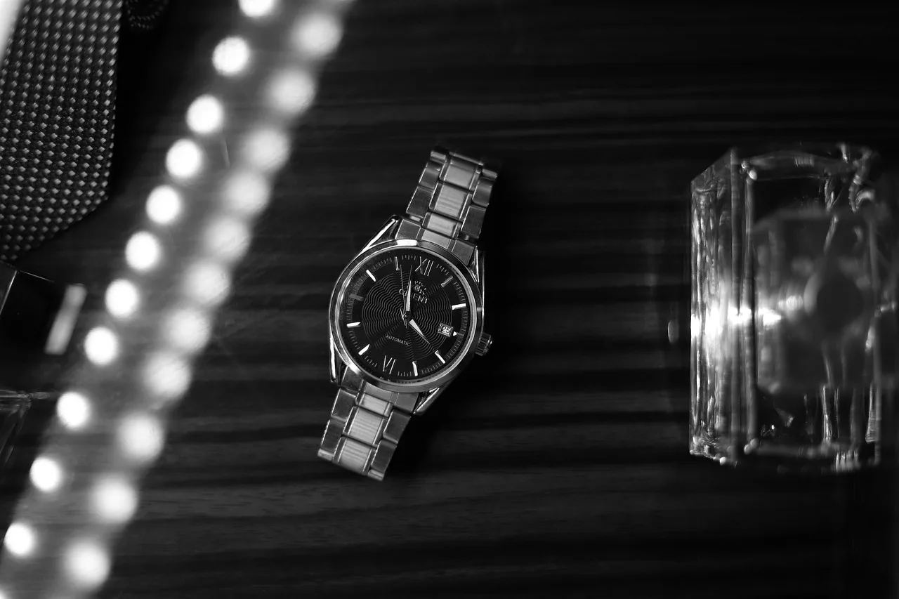 Klasik Cartier kol saati yakın çekim detayı