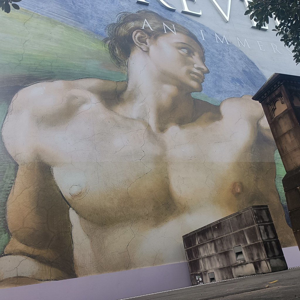Klasik heykelleşmiş figürün çatlak duvar dokusuyla birleştiği etkileyici mural