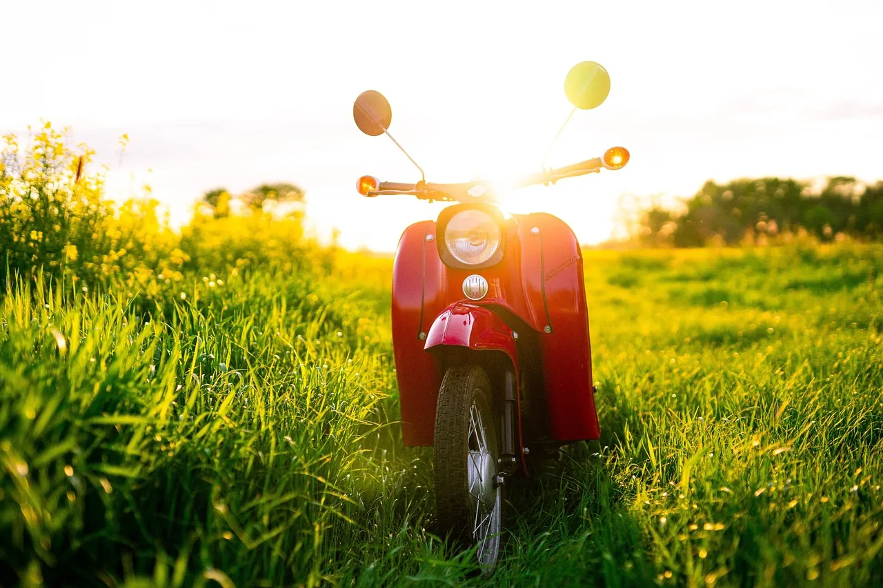 Klasik kırmızı scooter gün batımı doğa manzarası