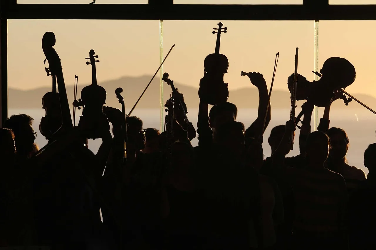 Klasik orkestra sahnesi - senfoni performansı