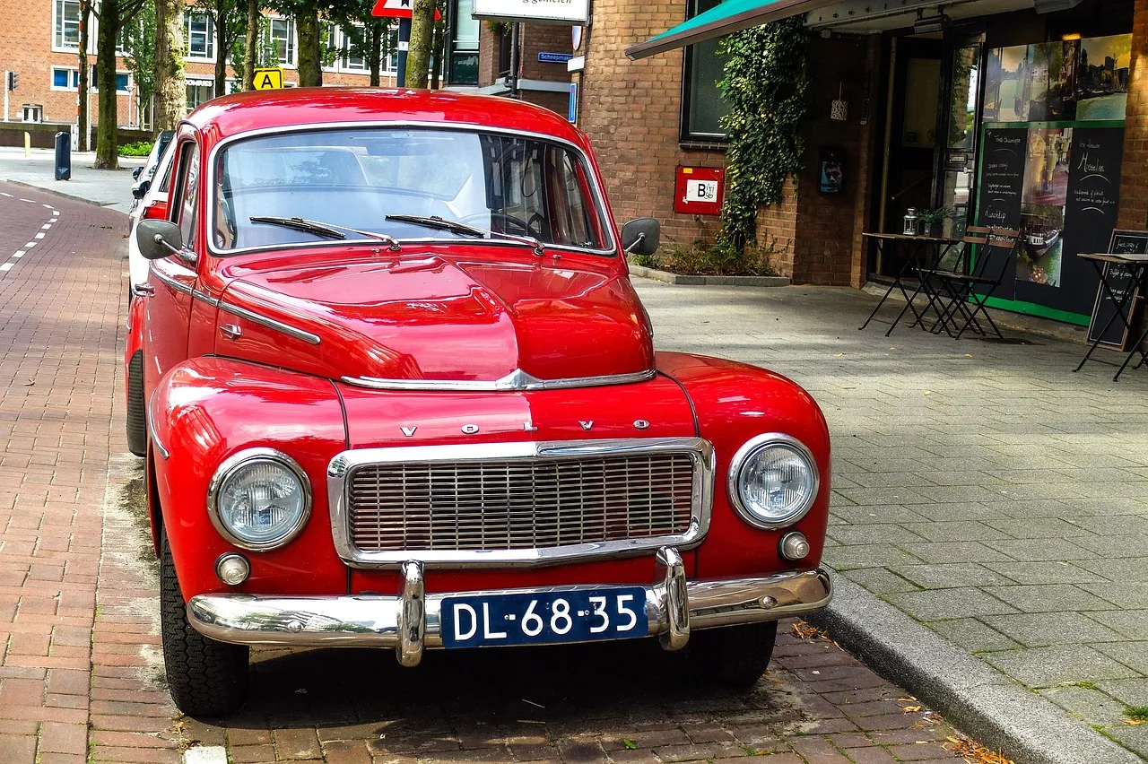 Klasik Volvo kırmızı otomobil - retro tarz