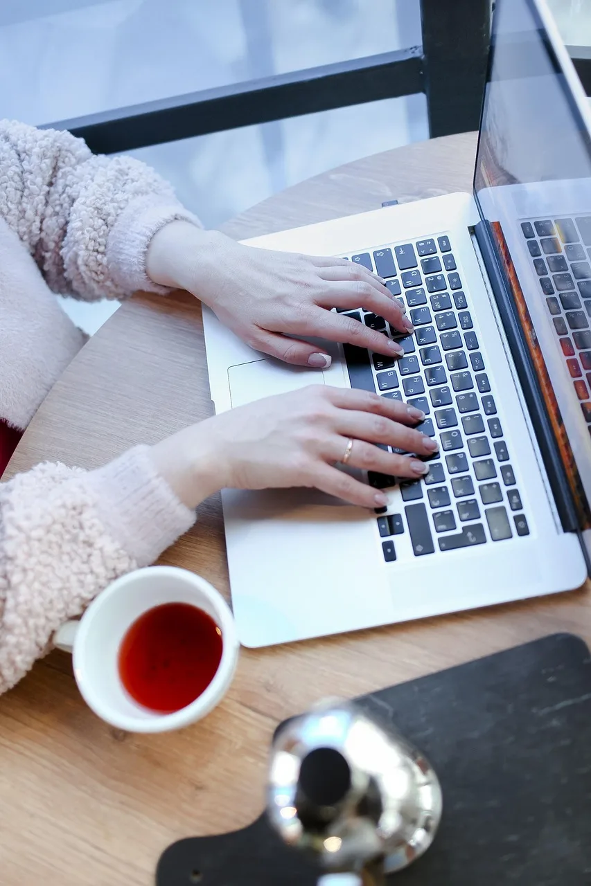 Klavyeli uzaktan çalışma masası - ev ofis