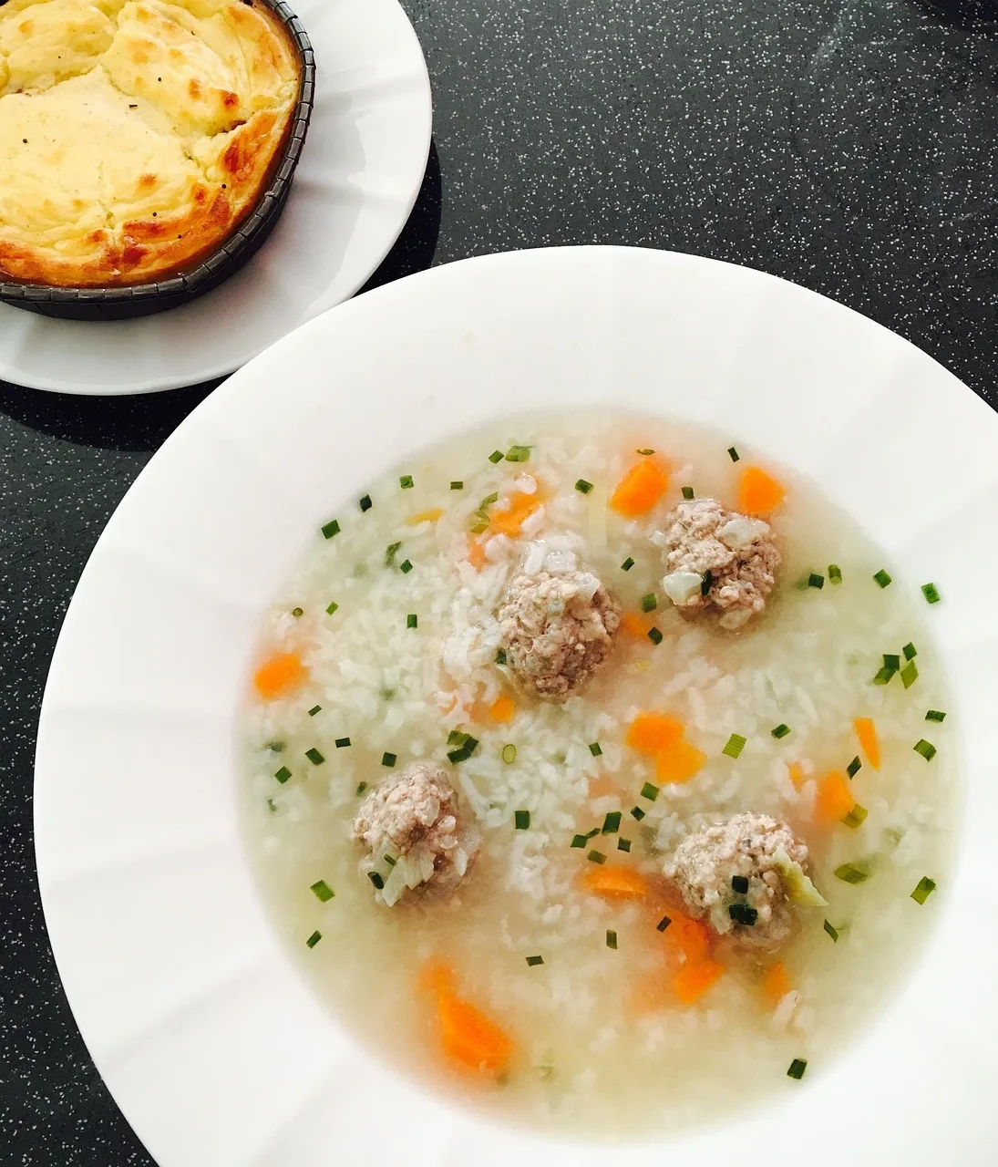 Köfteli çorba pilav ve havuç tabağı
