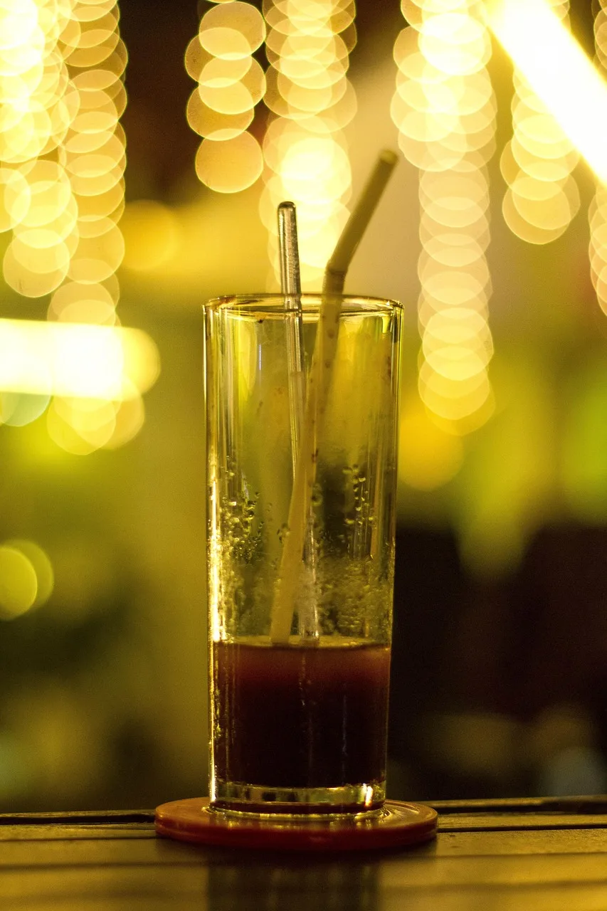 Kokteyl bardağı renkli likörlü gece fotoğrafı
