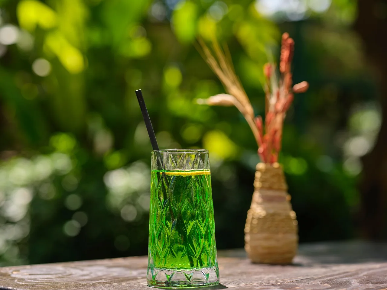 Kokteyl tabakası bahçede taze limonlu içecek