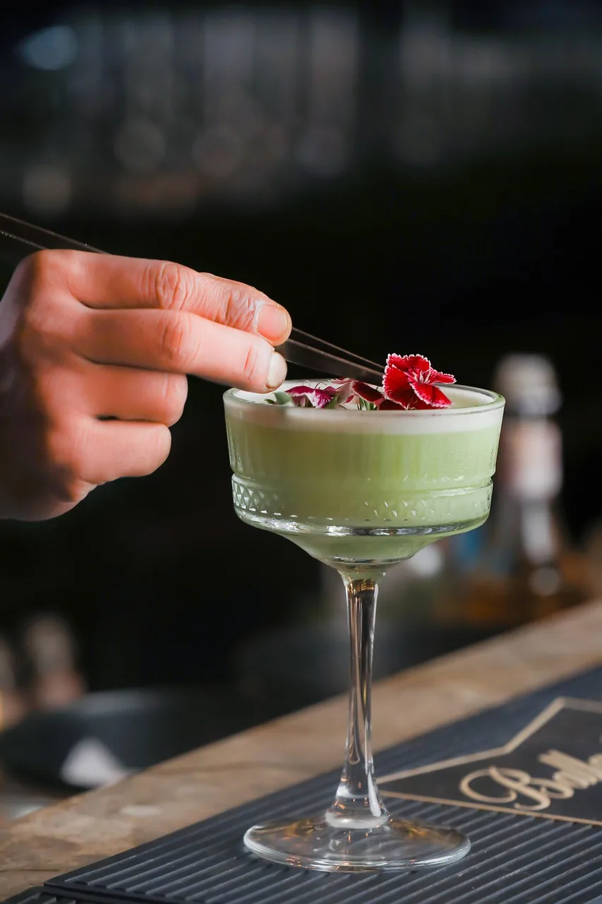 Kokteyl ve mocktail şık bardak sunumu - içecek fotoğrafı