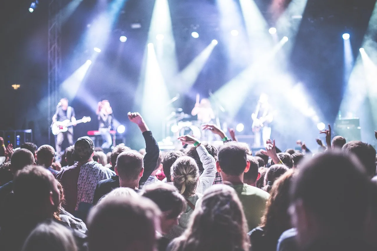 Konser sahnesi ışıkları ve kalabalık izleyici