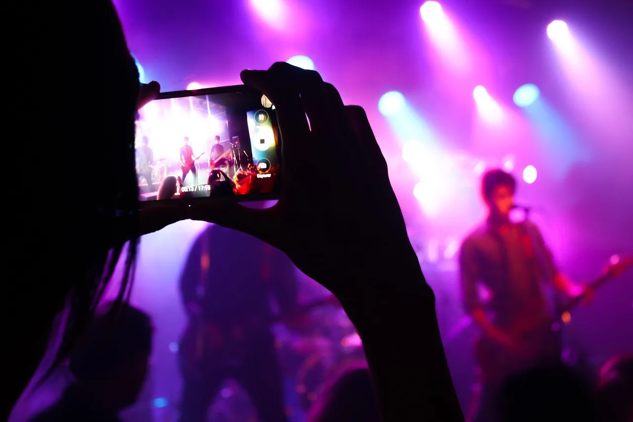 Konser sahnesinde gitar çalan müzisyen - canlı rock performansı