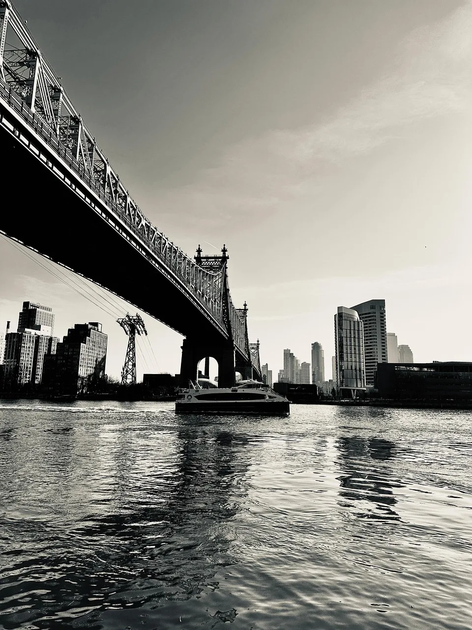 Köprü Manhattan nehir siyah beyaz şehir fotoğrafı