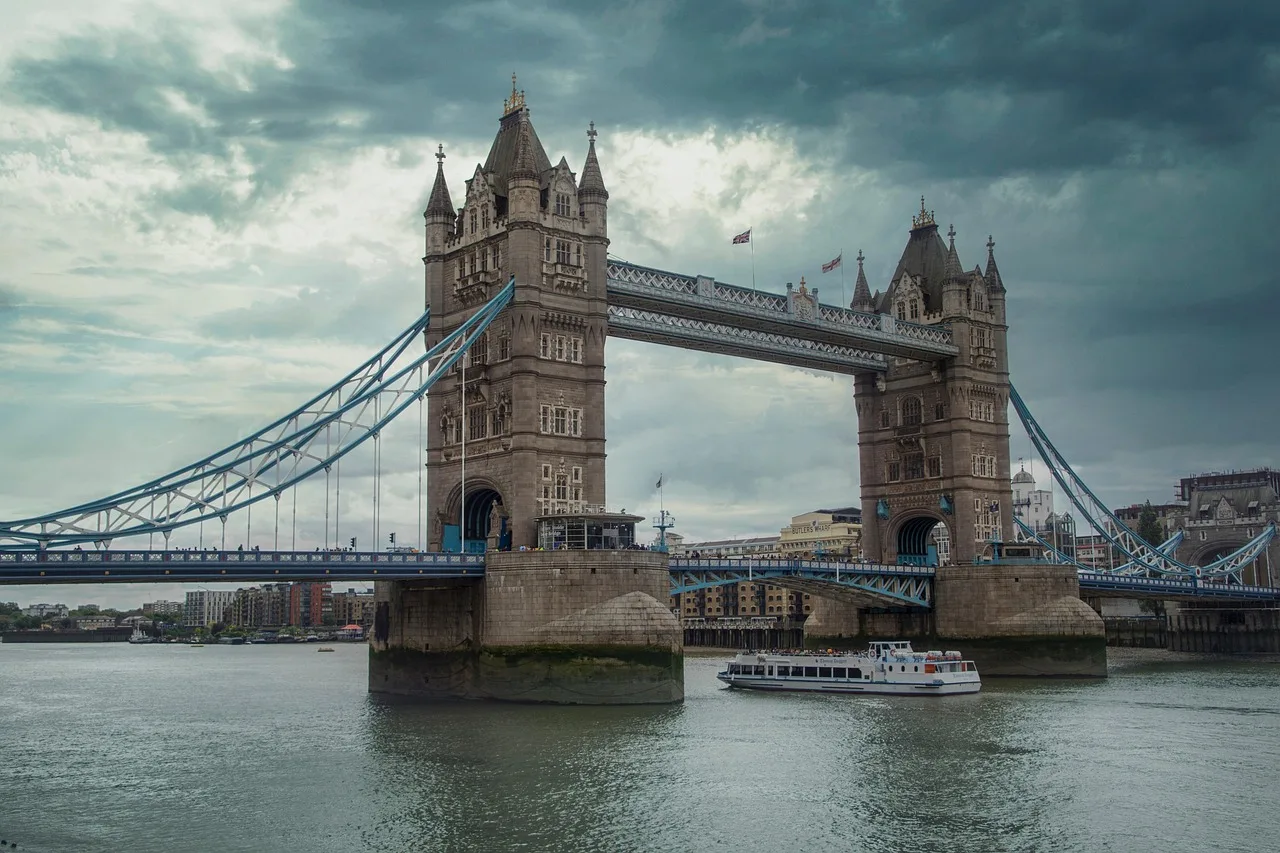 Köprü mimarisi Londra silueti - modern yapı