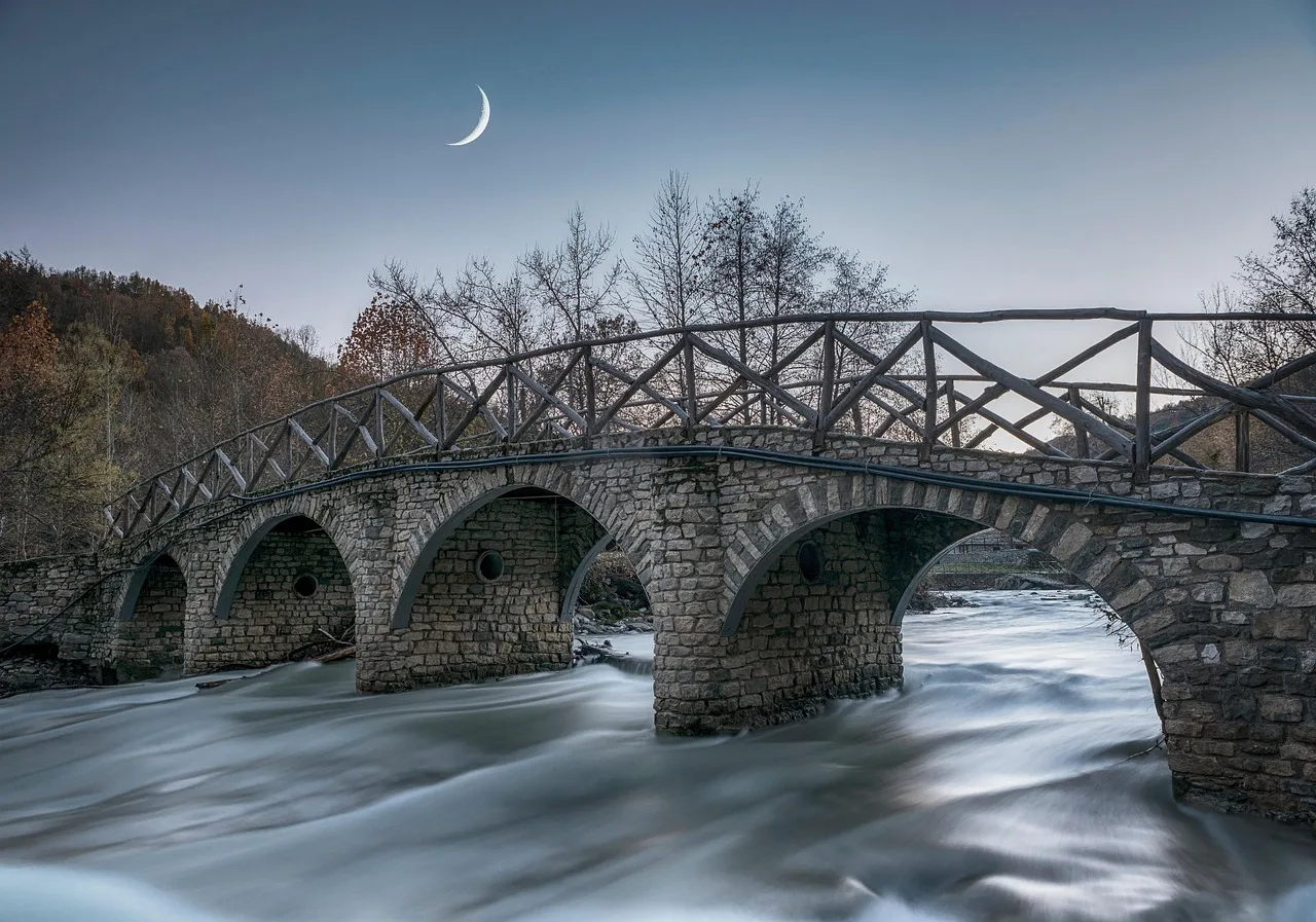 Köprü ve nehir manzarası sonbahar akşamı