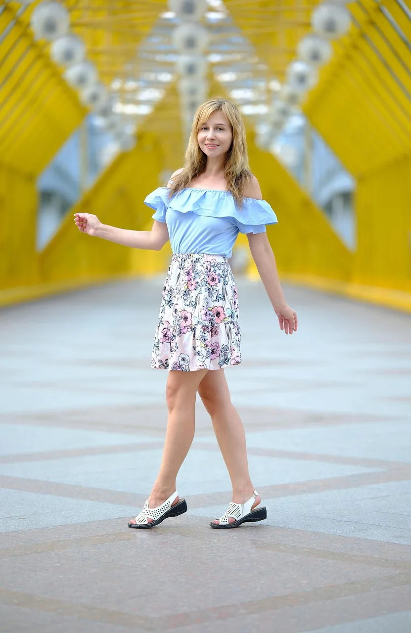 Köprüde kadın modeli yazlık stil fotoğrafı Köprüde kadın modeli yazlık stil fotoğrafı