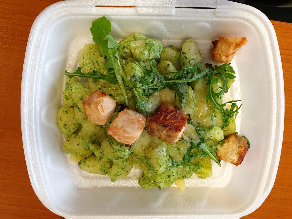Köpük Tabakta Pesto Soslu Gnocchi ve Kızarmış Krutonlarla Lezzetli Sunum