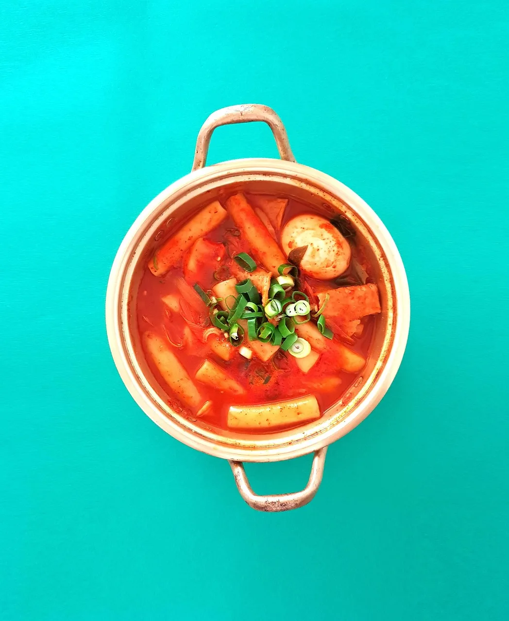 Kore Tteok-Bokki baharatlı sokak lezzeti - kızartılmış pirinç keki