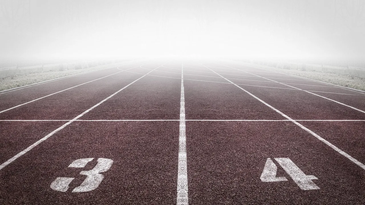 Koşu pisti sisli sabah koşusu - atletik sahada sprint