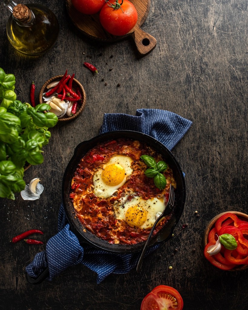 Koyu Ahşap Arka Planda Döküm Tavada Domates Soslu Yumurtalı Şakşuka
