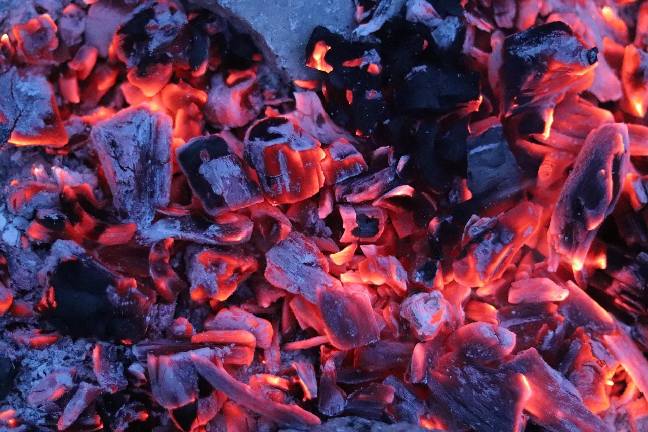 Köz ateşi - sıcak gece kamp fotoğrafı Köz ateşi - sıcak gece kamp fotoğrafı