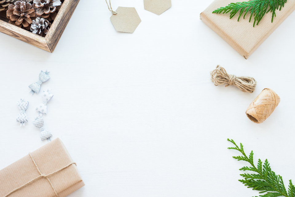 Kraft Kağıt ve Doğal Süslemelerle Minimal Hediye Paketleme Örneği