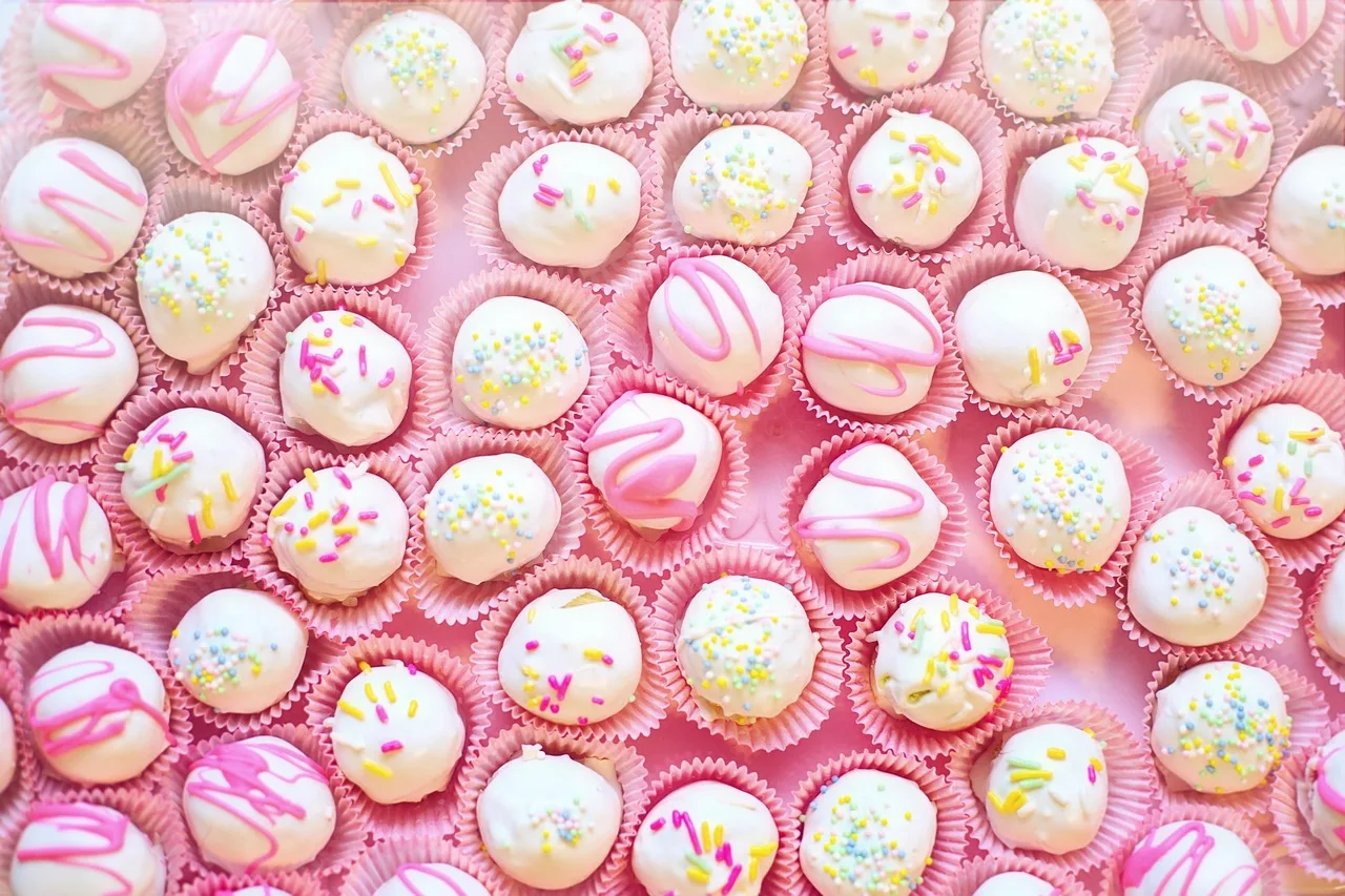 Kremalı pasta topları - renkli tatlı duvar kağıdı