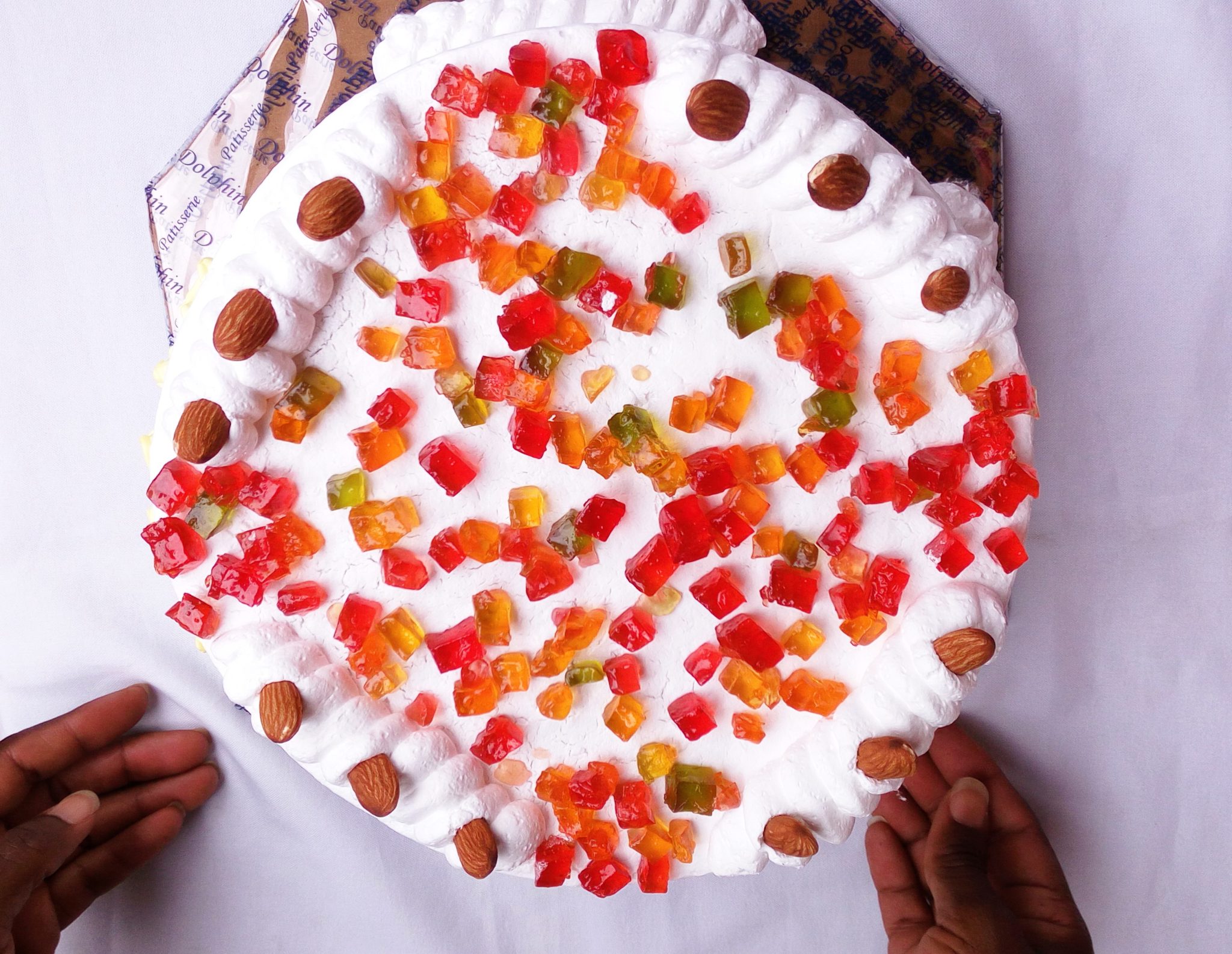 Kremalı Pasta Üzerinde Badem ve Renkli Jelibon Süslemeleri Yakın Çekim