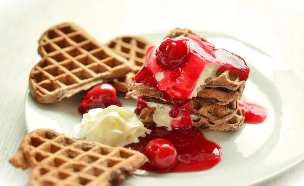 Kremalı ve Kırmızı Meyve Soslu Waffle: Kahvaltıda Tatlı Keyif
