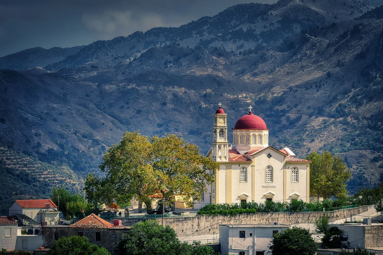 Kretta dağ manzaralı manastır - tarihi mimari