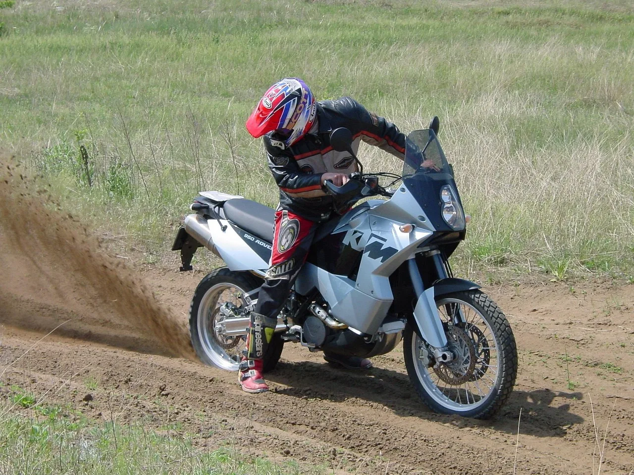 KTM motorlu enduro yarış arabası - güç dolu
