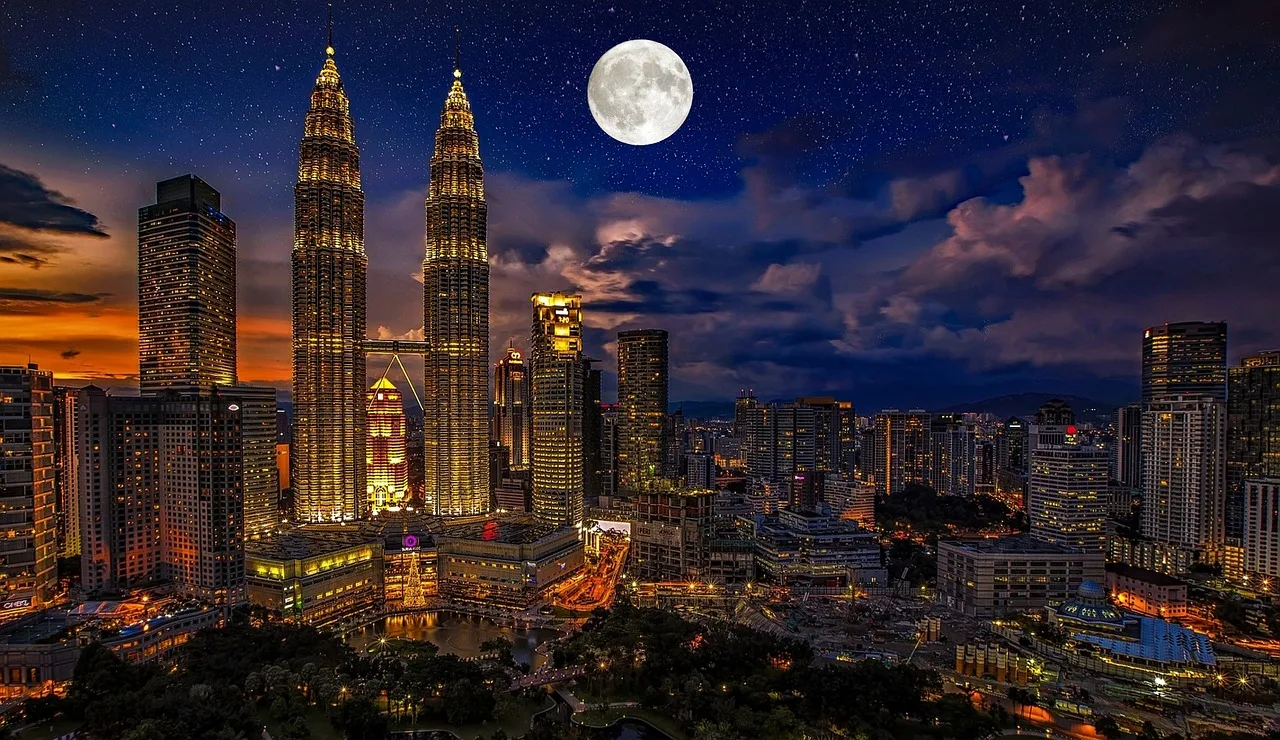 Kuala Lumpur gece manzarası - ışıklı gökdelenler
