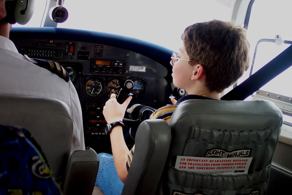 Küçük Çocuğun İlk Uçuş Deneyimi: Kokpitte Pilot Kontrollerini Öğreniyor
