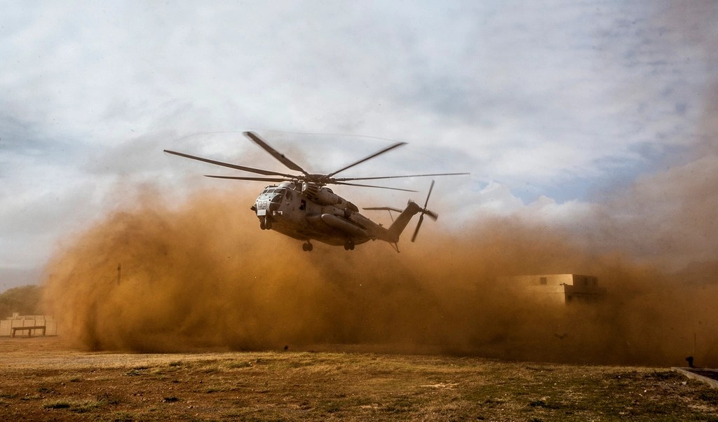 Kum Fırtınası Kaldıran Ağır Askeri Helikopterin Alçak Uçuş Anı