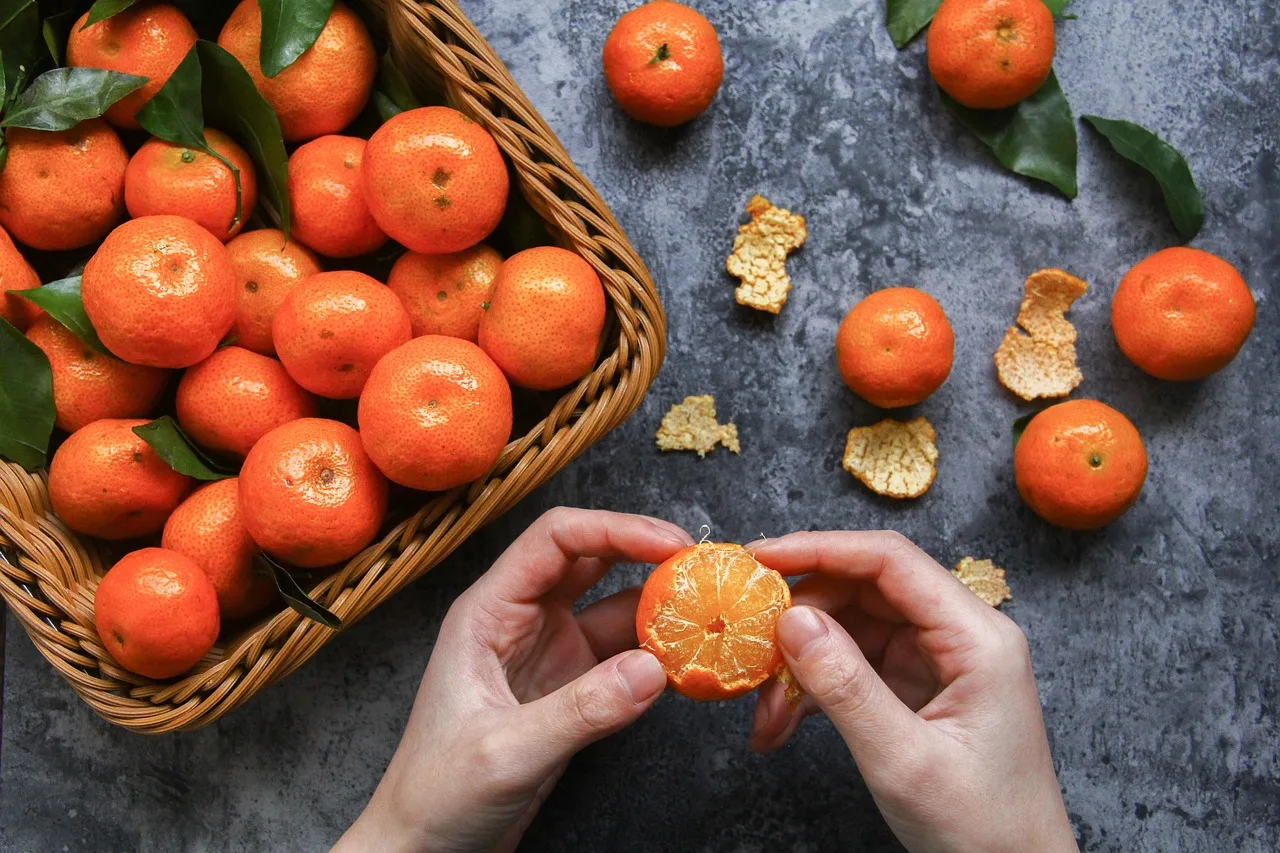 Kumquat ve portakal kabuğu still yaşam fotoğrafı
