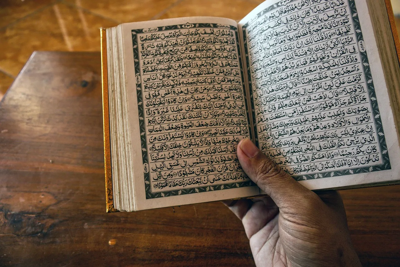 Kur'an el kitabı - dini metin fotoğrafı