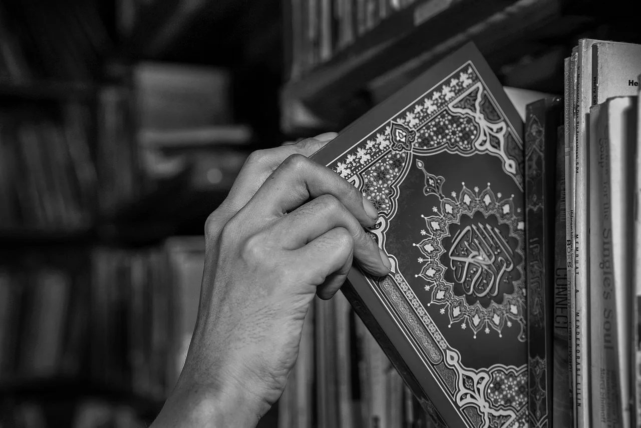 Kur'an kitabı rafta - dini kitap fotoğrafı