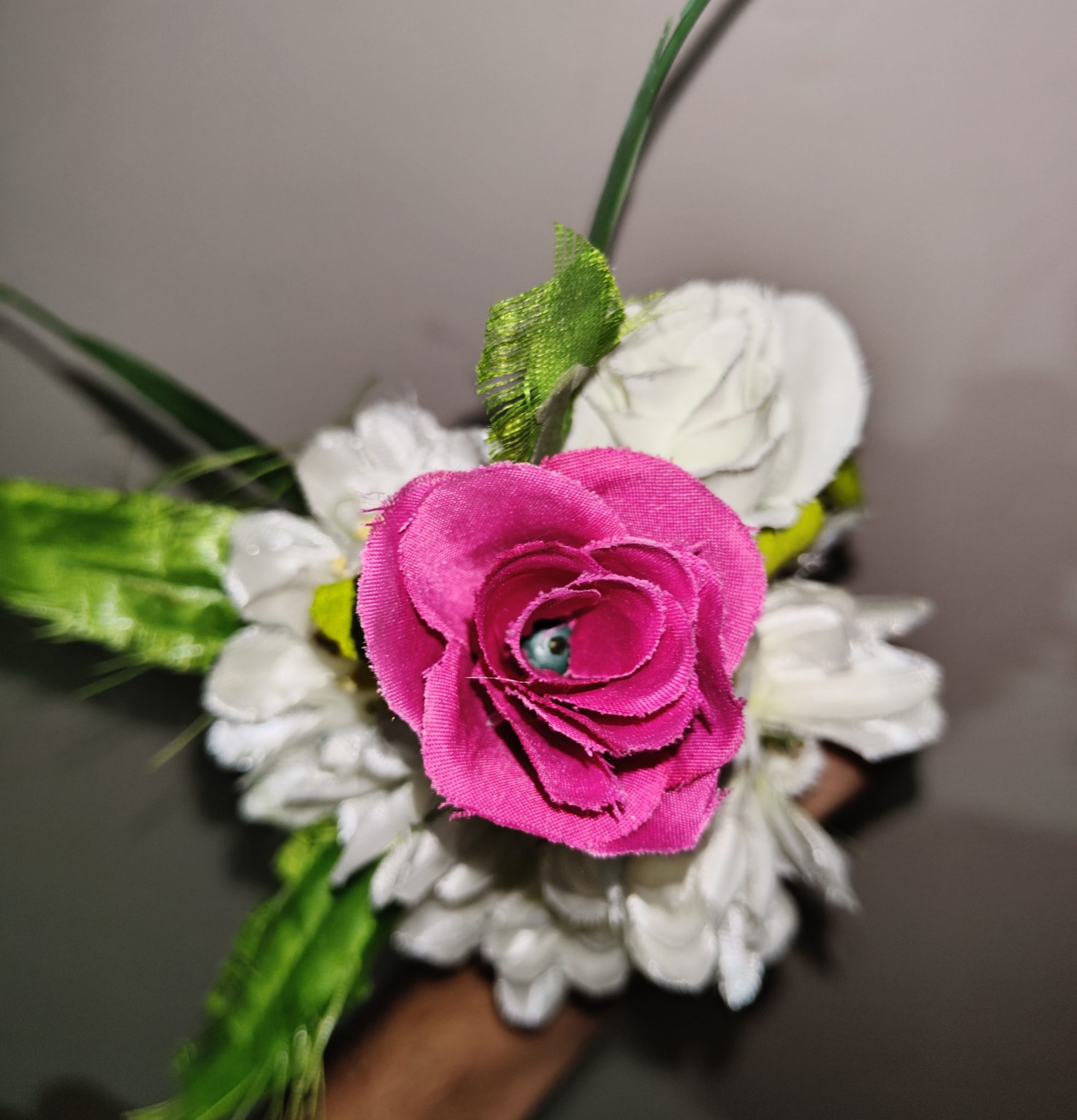 Kurdeleden Pembe Gül ve Beyaz Çiçeklerle El Yapımı Dekoratif Buket