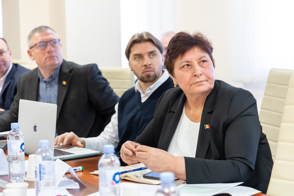 Kurum İçi Strateji Toplantısında Dikkatle Dinleyen Profesyonel Ekip ve Yönetici