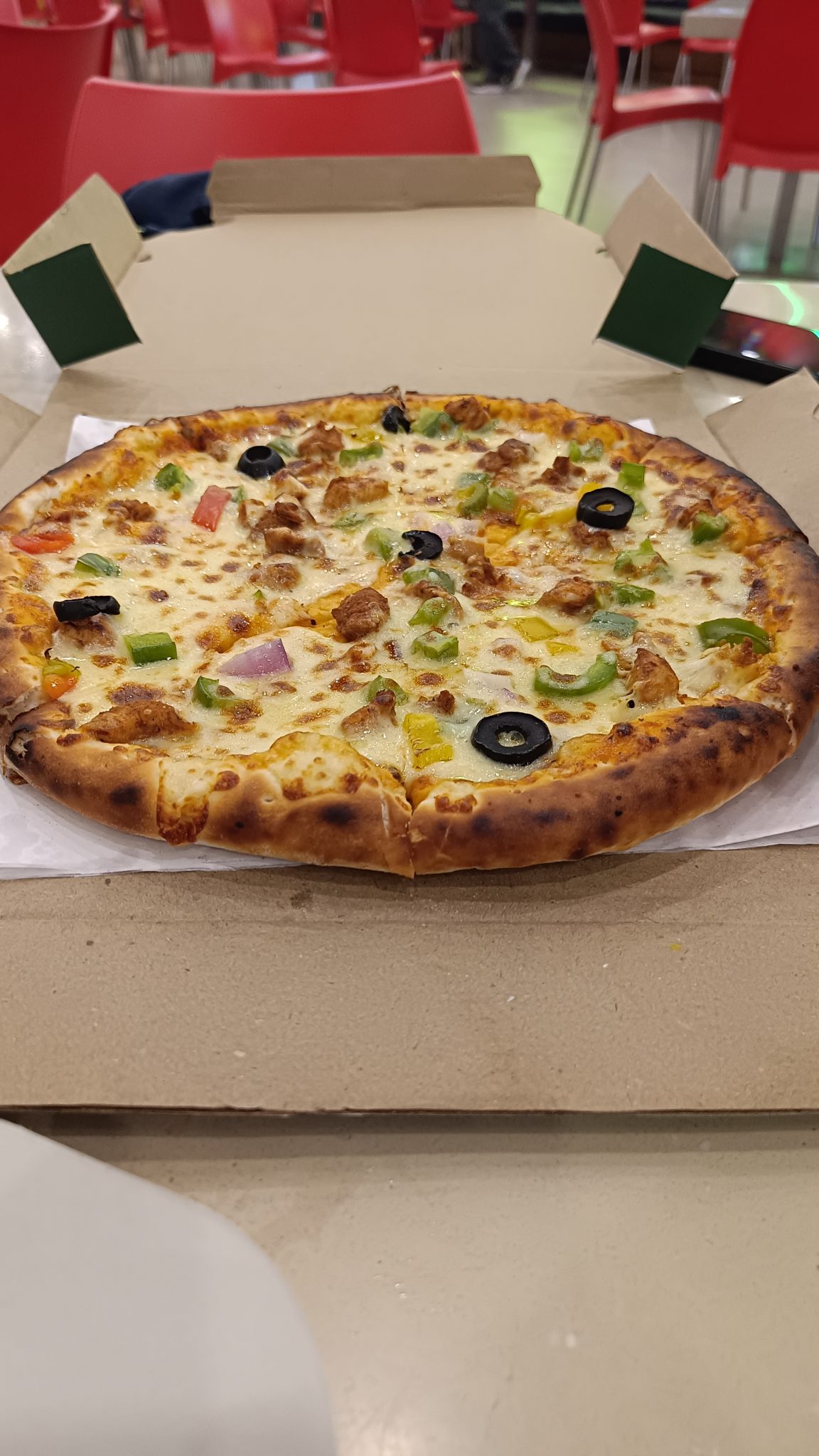 Kutuda Tavuklu Sebzeli Pizza ve Restoran Ortamında Lezzetli Bir Yemek Anı