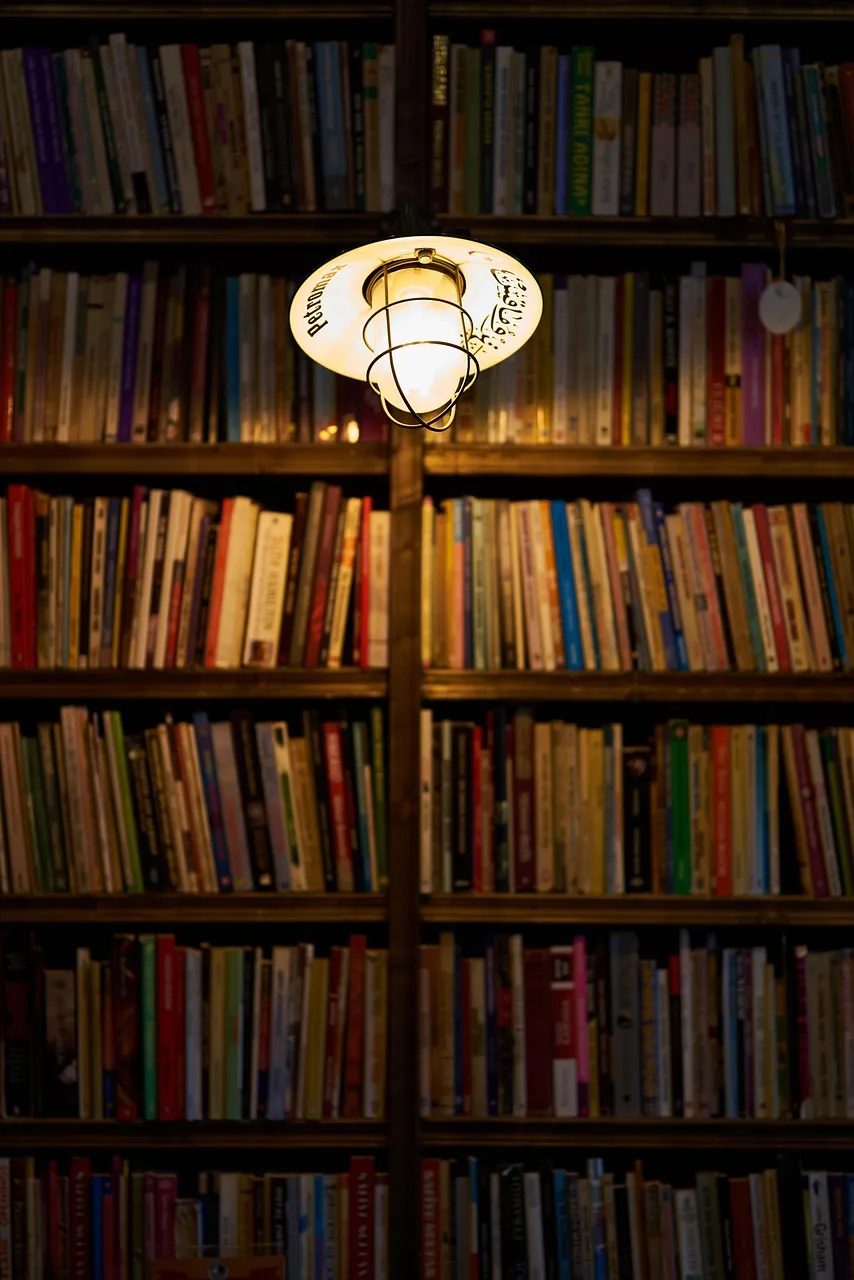 Kütüphane kafesinde kitap okuyan kadın atmosferi