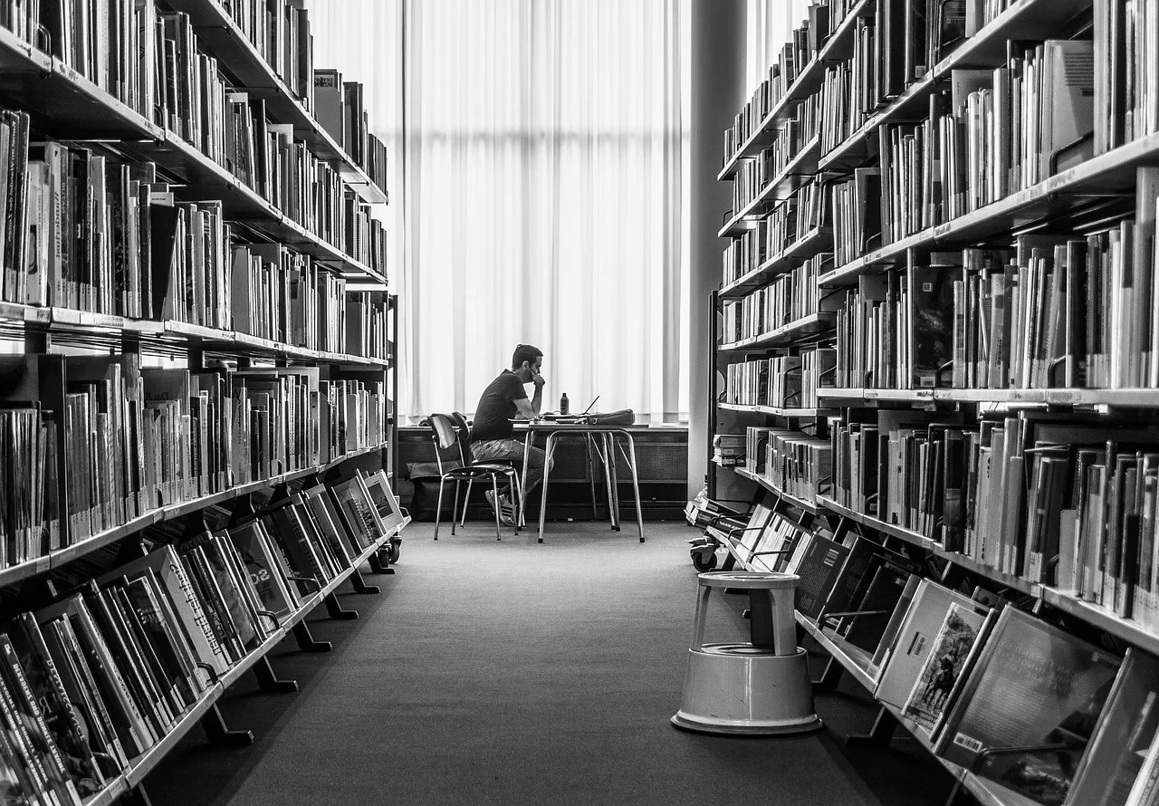 Kütüphane kitap rafları okuma anı