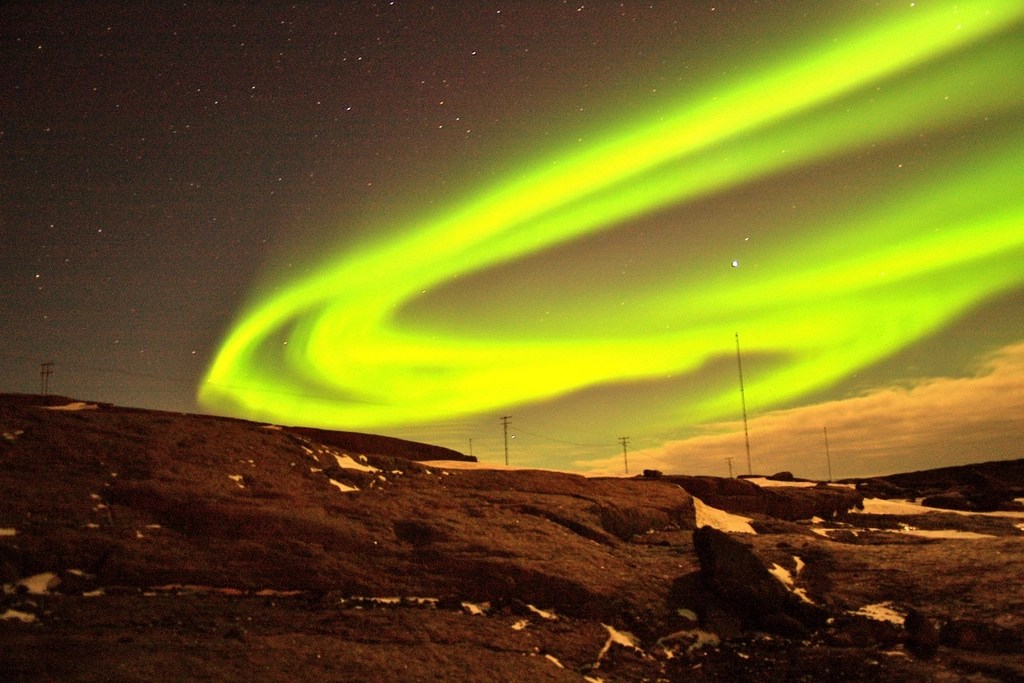 Kuzey Işıklarının Eşsiz Dansı: Yıldızlı Gecede Aurora Borealis Büyüsü