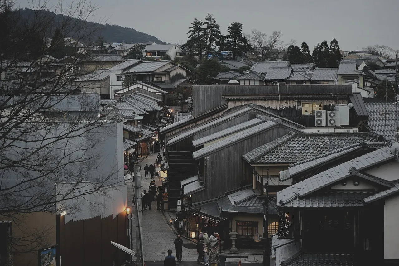 Kyoto sokakları gece - geleneksel binalar