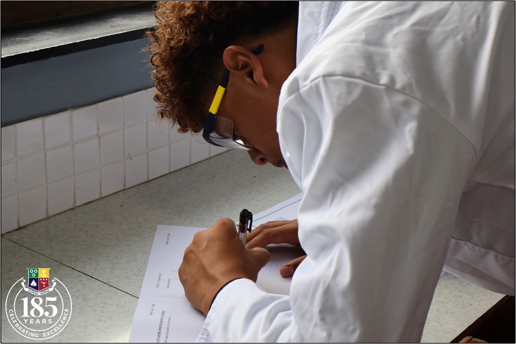 Lab önlüklü genç öğrencinin not aldığı akademik ve bilimsel çalışma anı Lab önlüklü genç öğrencinin not aldığı akademik ve bilimsel çalışma anı
