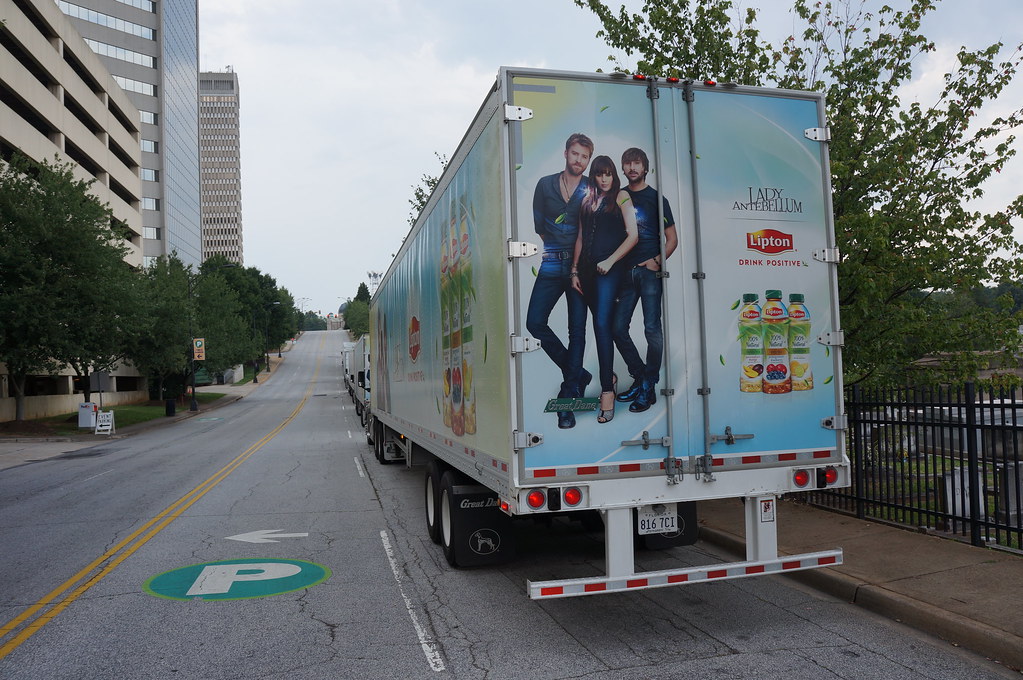 Lady Antebellum ve Lipton Çay Reklamı Taşıyan Beyaz Yarı Römorklu Kamyon