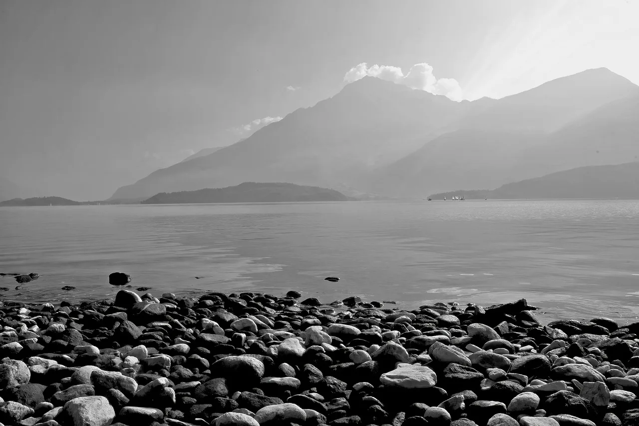 Lake Como sisli sahil manzarası - siyah beyaz