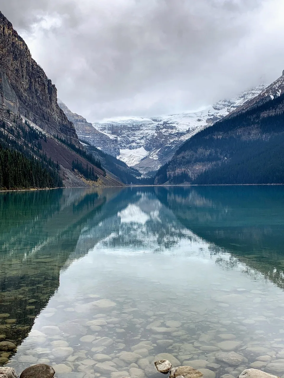 Lake Louise gölü dağ yansımalı kış manzarası